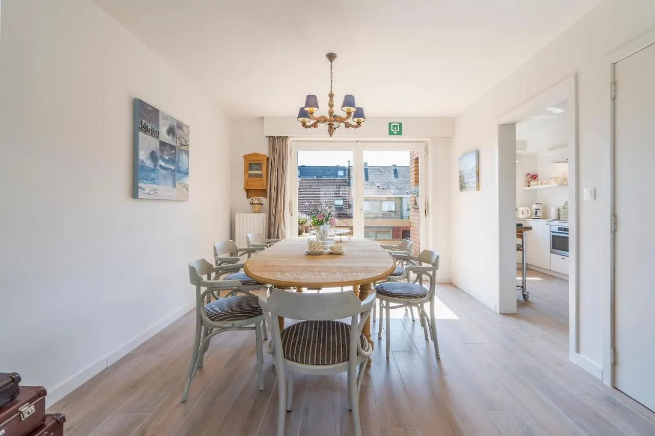Spacious, Warm And Updated Home W Parking & Garden Bredene Apartment