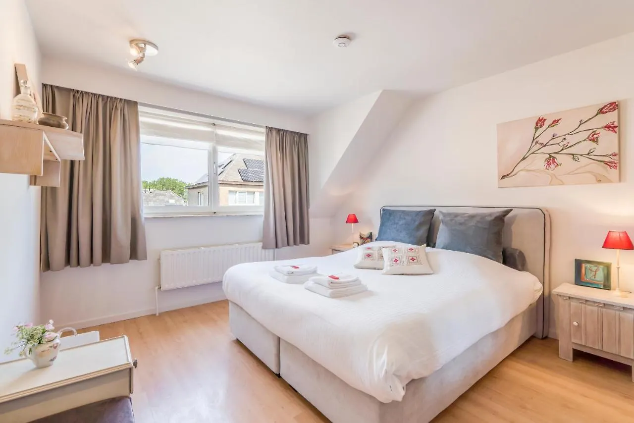 Spacious, Warm And Updated Home W Parking & Garden Bredene 0*,  Belgium