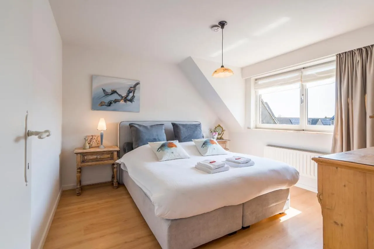 Spacious, Warm And Updated Home W Parking & Garden Bredene